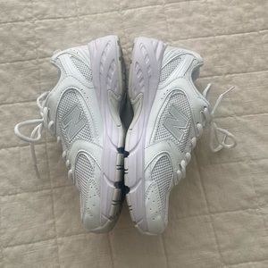 All White New Balance 530